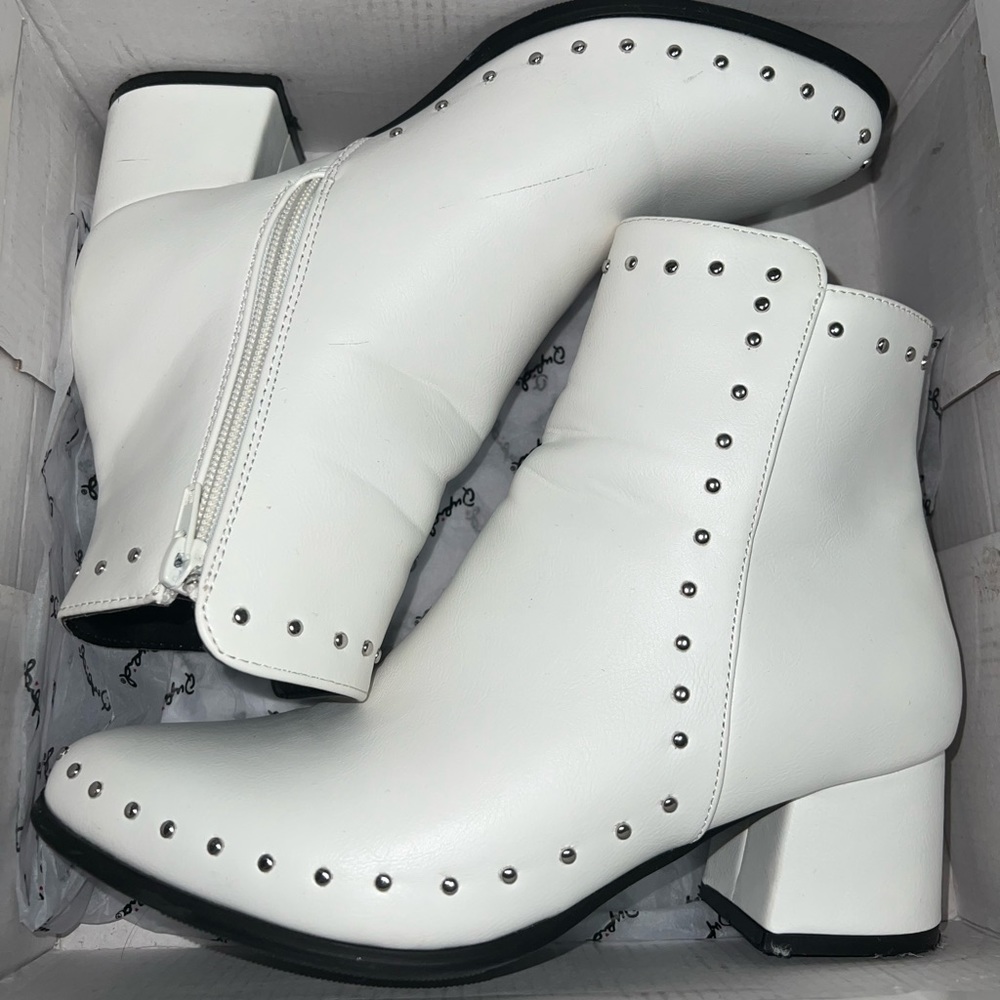 WHITE STUDDED BOOTS